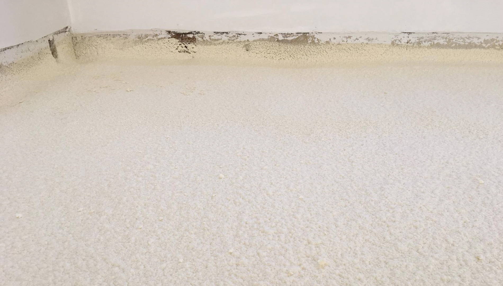 PUR vloerisolatie verspoten tegenover de muur